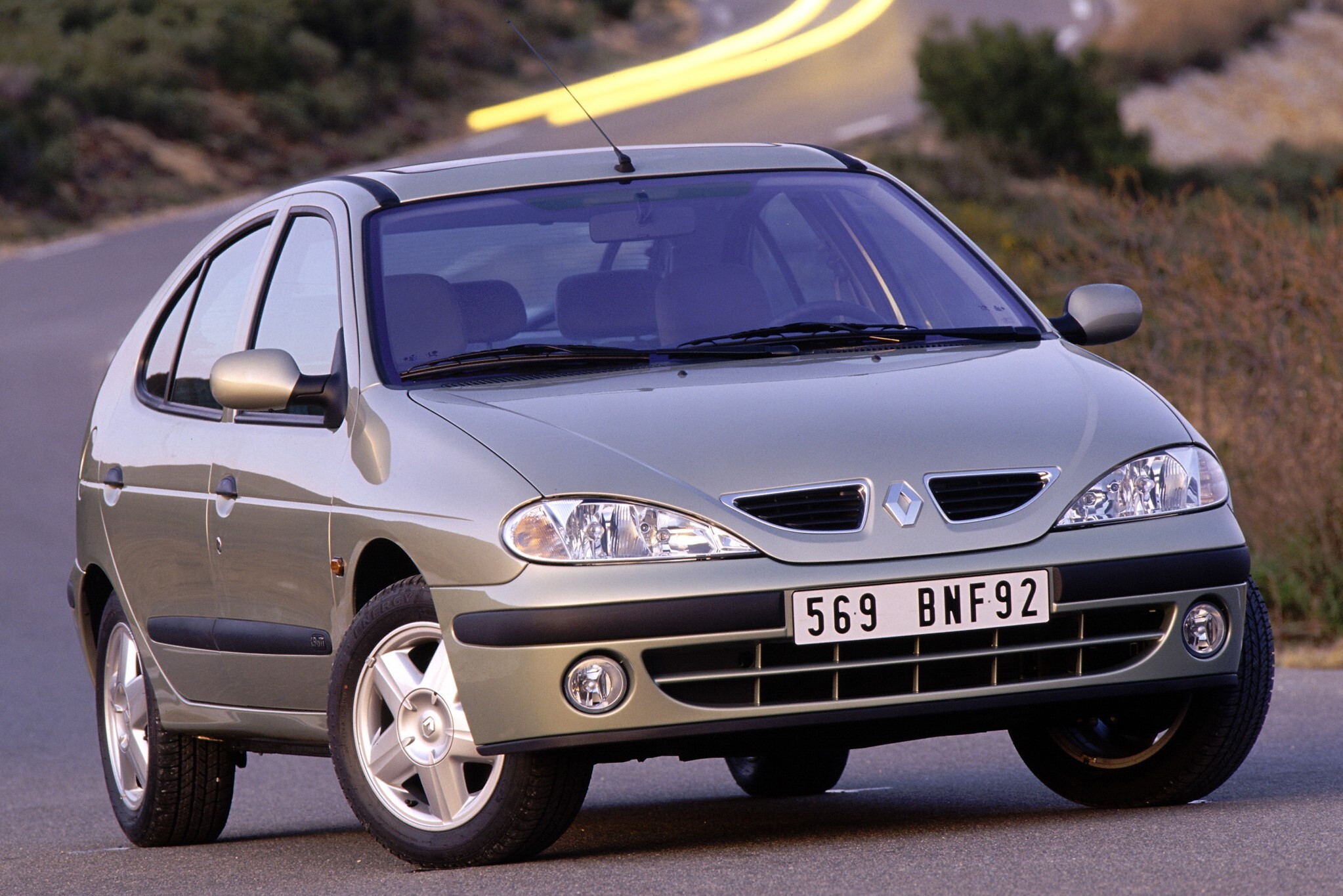 Renault Megane 1 поколение [рестайлинг] (1999 - 2003) Хэтчбек 5 дв 1.9 dCi  AT (102 л.с.) – технические характеристики и фото комплектации 1.9 dCi AT  (102 л.с.)