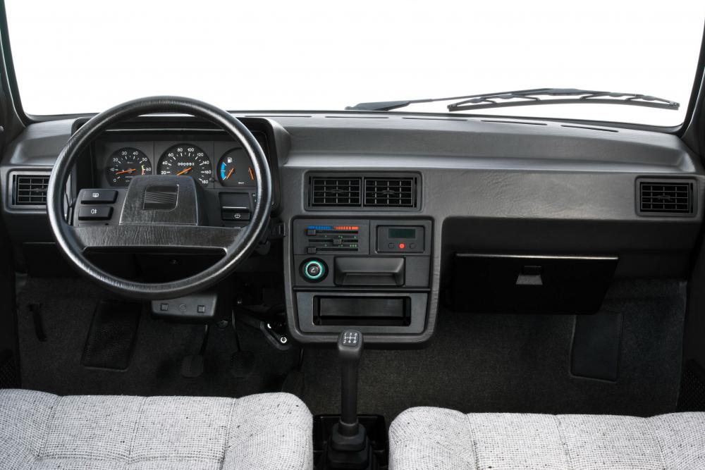 SEAT Ibiza 1 поколение (1984-1993) Хетчбэк интерьер 