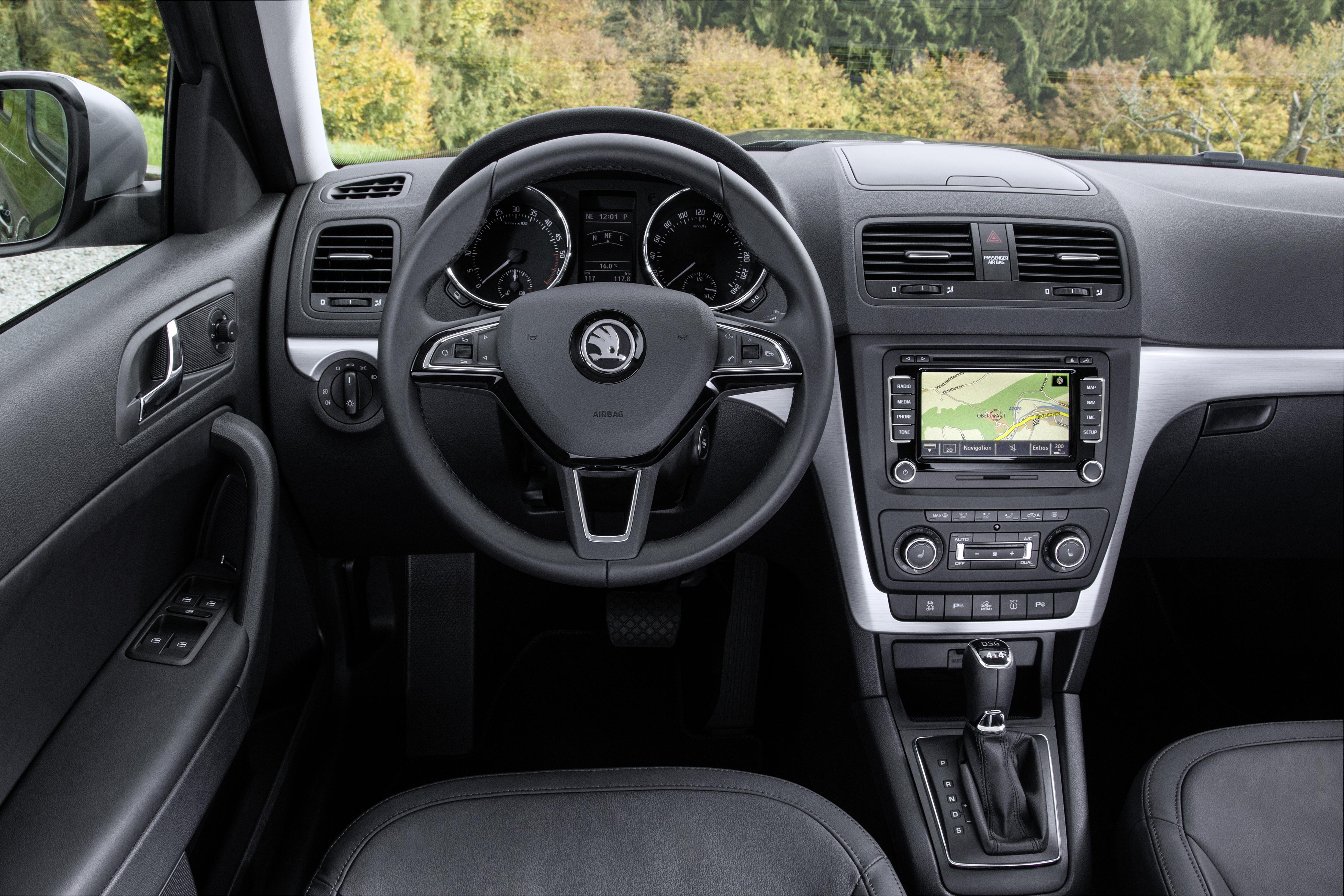 Шкода фото салона. Skoda Yeti 2011 Interior. Шкода Йети 2015 салон. Skoda Yeti 1. Шкода Йети 2014 салон.