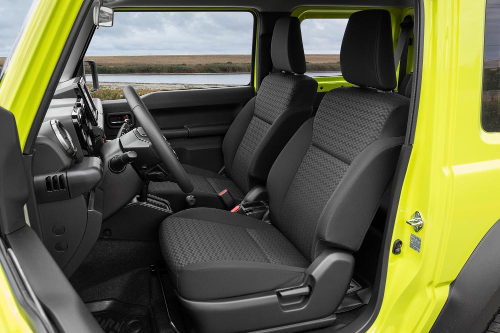 Suzuki Jimny 4 поколение (2018) Внедорожник интерьер 