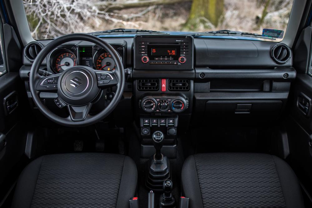 Suzuki Jimny 4 поколение (2018) Внедорожник интерьер 