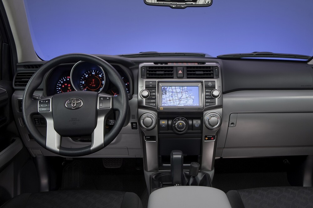 Toyota 4Runner 5 поколение (2009-2013) Внедорожник интерьер 