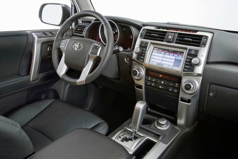 Toyota 4Runner 5 поколение (2009-2013) Внедорожник интерьер 