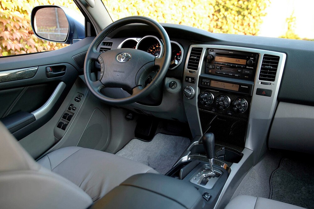 Toyota 4Runner 4 поколение (2002-2005) Внедорожник интерьер 