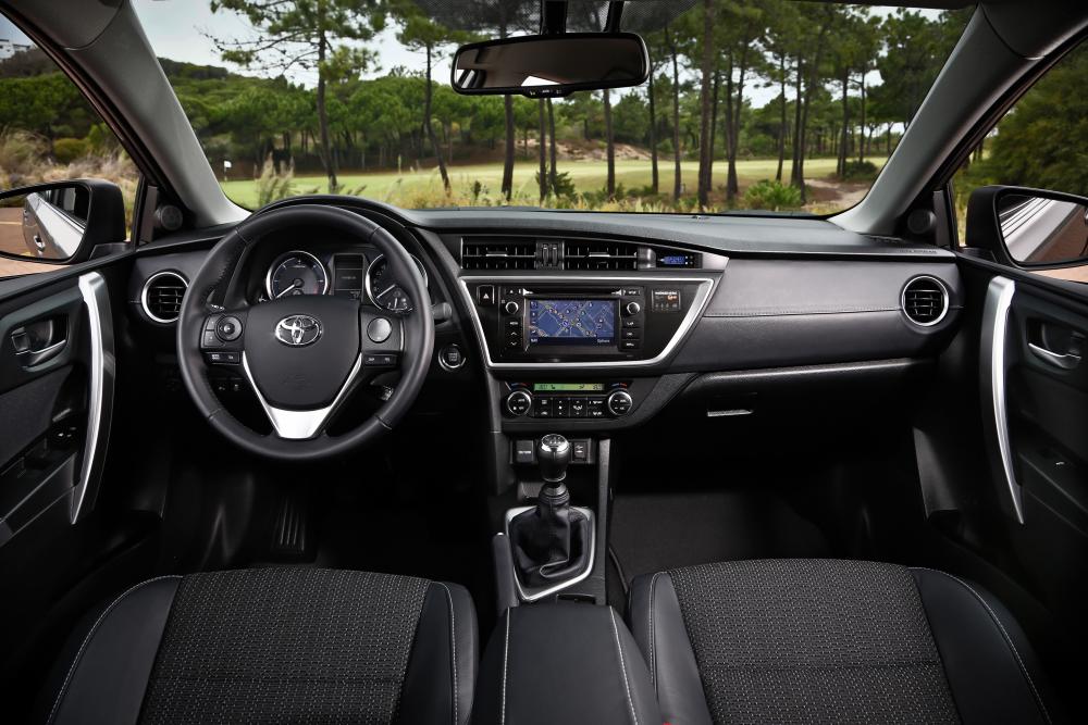 Toyota Auris 2 поколение (2012-2015) Хетчбэк 5-дв. интерьер 