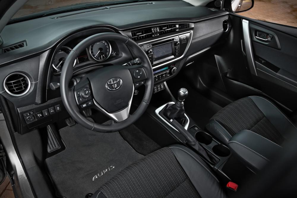 Toyota Auris 2 поколение (2012-2015) Хетчбэк 5-дв. интерьер 