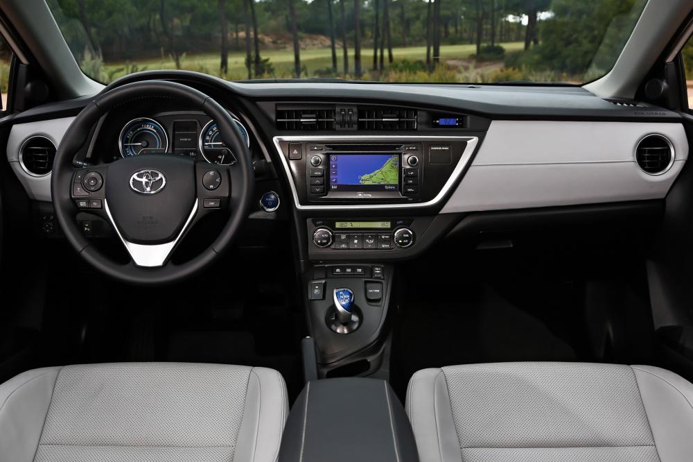 Toyota Auris 2 поколение (2012-2015) Hybrid хетчбэк 5-дв. интерьер 