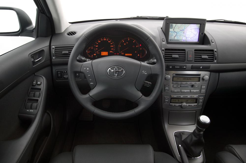 Toyota Avensis 2 поколение (2002-2006) Седан интерьер 