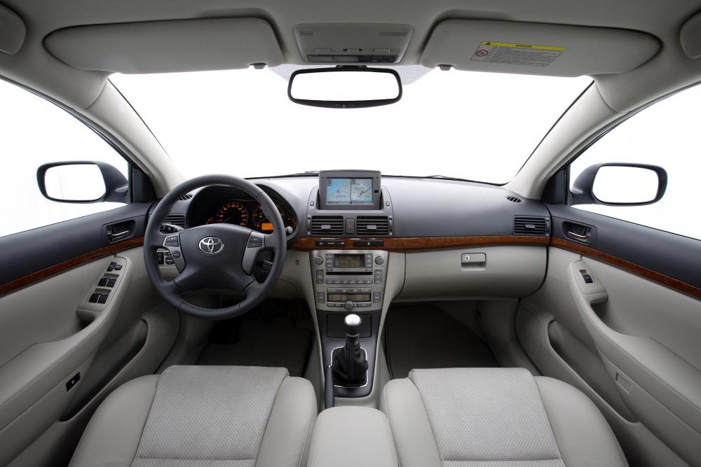 Toyota Avensis 2 поколение [рестайлинг] (2006-2009) Седан интерьер 