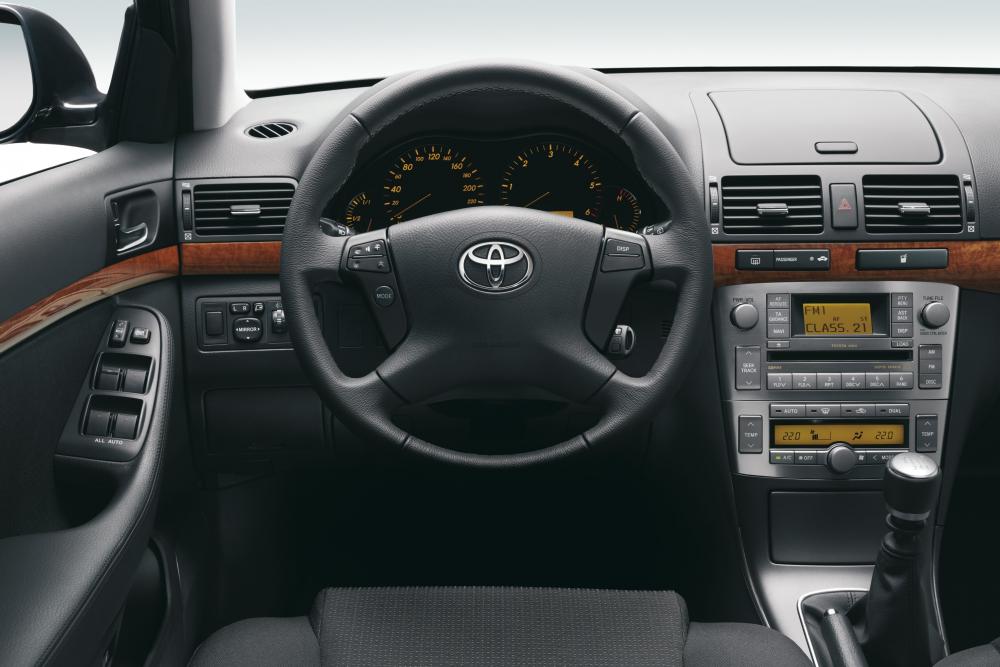 Toyota Avensis 2 поколение [рестайлинг] (2006-2009) Универсал интерьер 