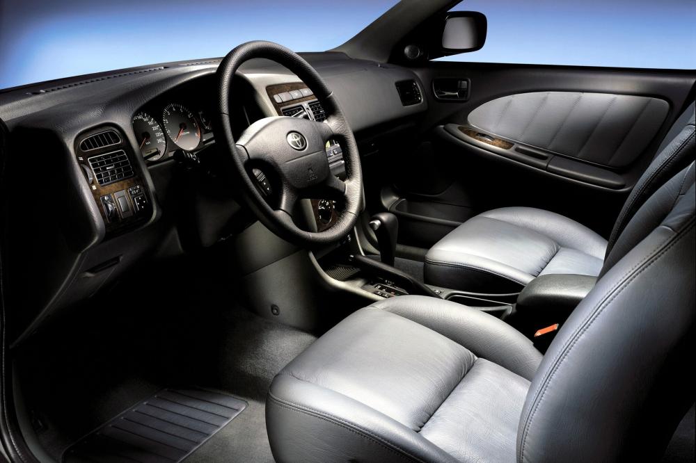 Toyota Avensis 1 поколение [рестайлинг] (2000-2003) Седан интерьер 