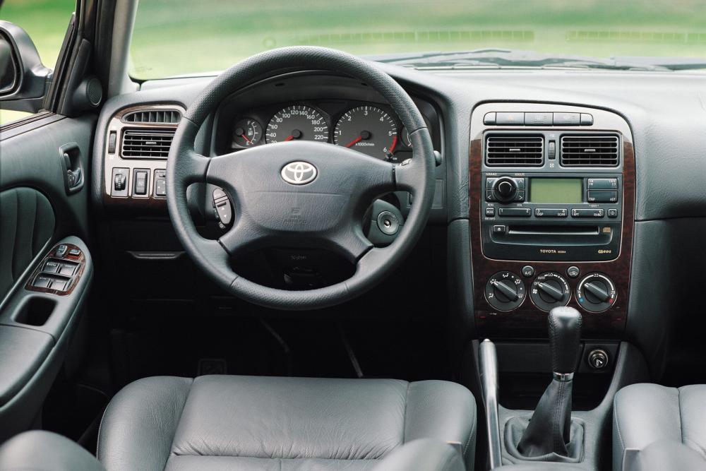 Toyota Avensis 1 поколение [рестайлинг] (2000-2003) Универсал интерьер 