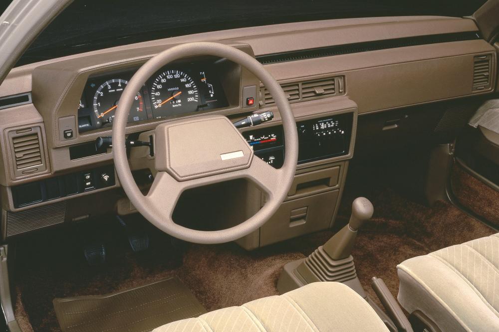 Toyota Camry 1 поколение V10 [рестайлинг] (1984-1986) Седан интерьер 