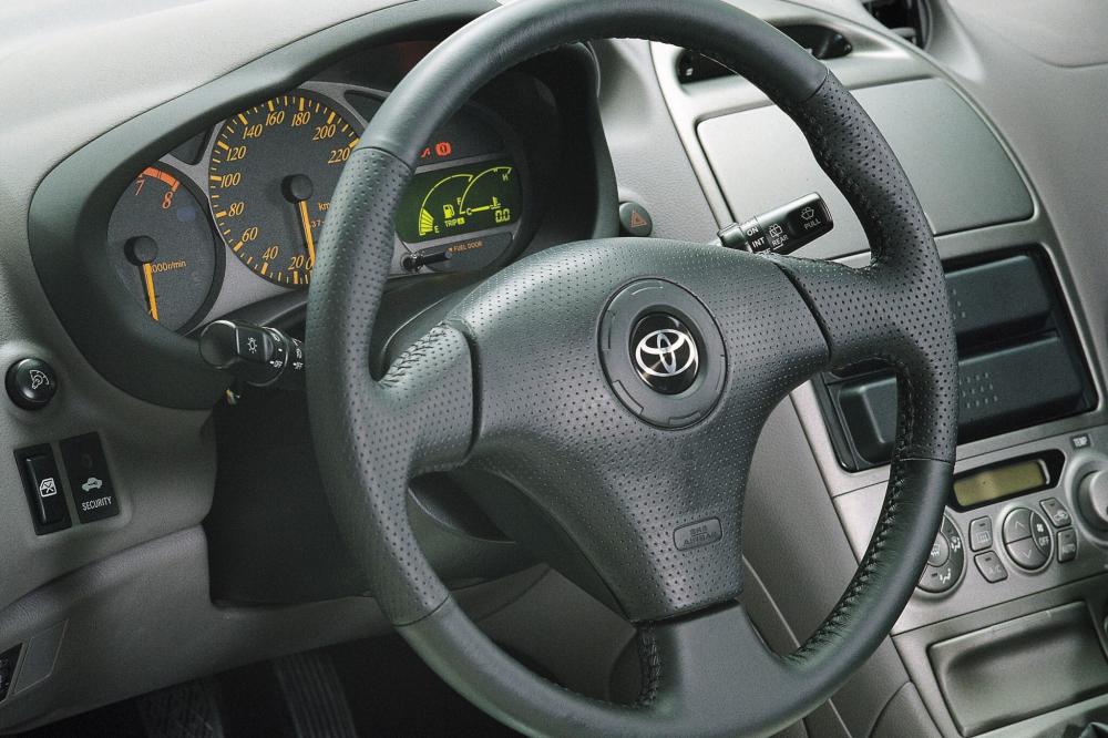 Toyota Celica 7 поколение (1999-2002) Купе интерьер 