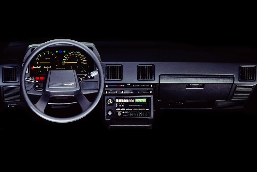 Toyota Celica 3 поколение (1981-1985) Лифтбэк интерьер 