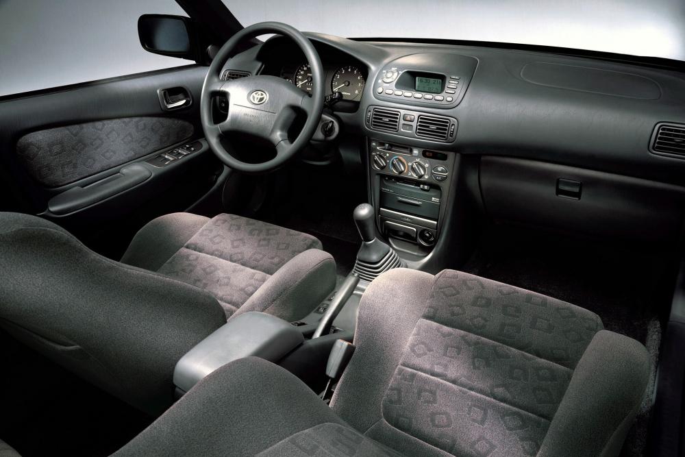 Toyota Corolla 8 поколение E110 [рестайлинг] (1999-2002) Хетчбэк интерьер 