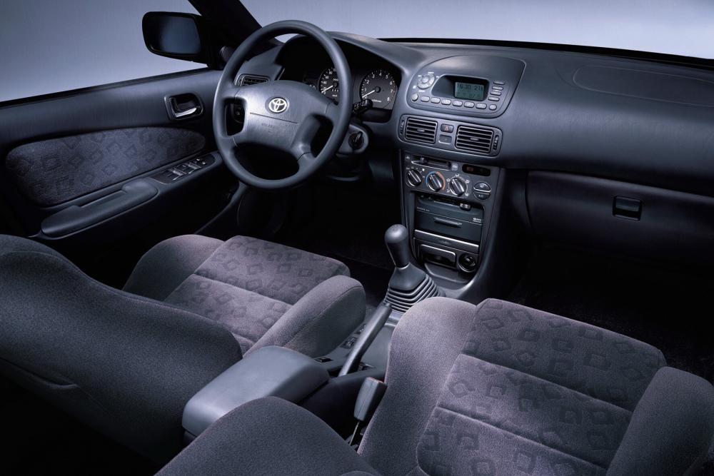Toyota Corolla 8 поколение E110 [рестайлинг] (1999-2002) Лифтбэк интерьер 