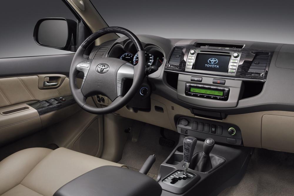 Toyota Fortuner 1 поколение [2-й рестайлинг] (2011-2015) Внедорожник интерьер 