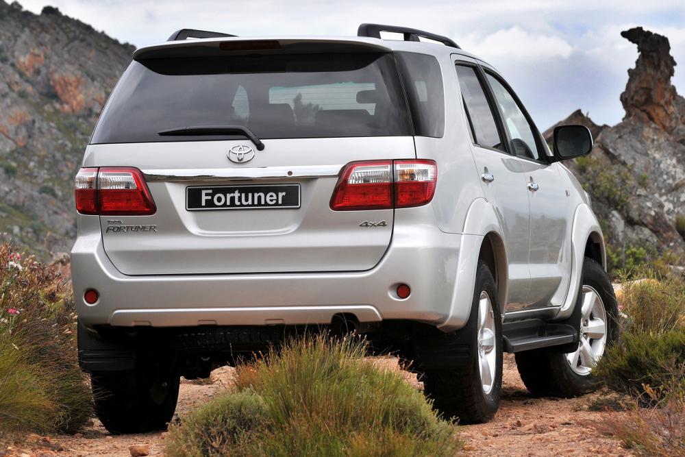 Toyota Fortuner 1 поколение рестайлинг внедорожник