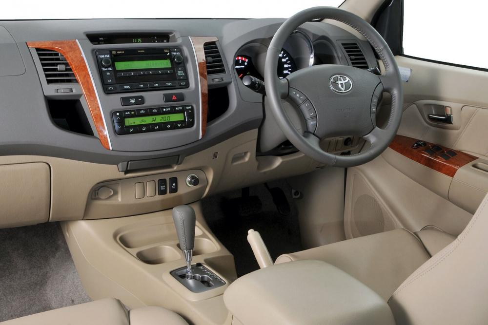 Toyota Fortuner 1 поколение рестайлинг внедорожник интерьер 