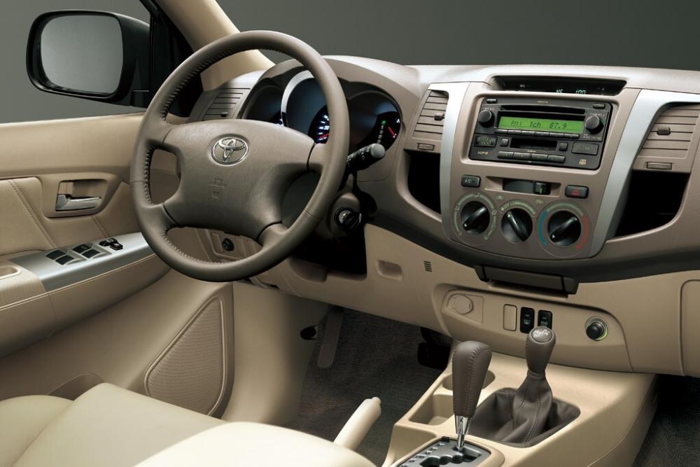 Toyota Fortuner 1 поколение внедорожник интерьер, кокпит