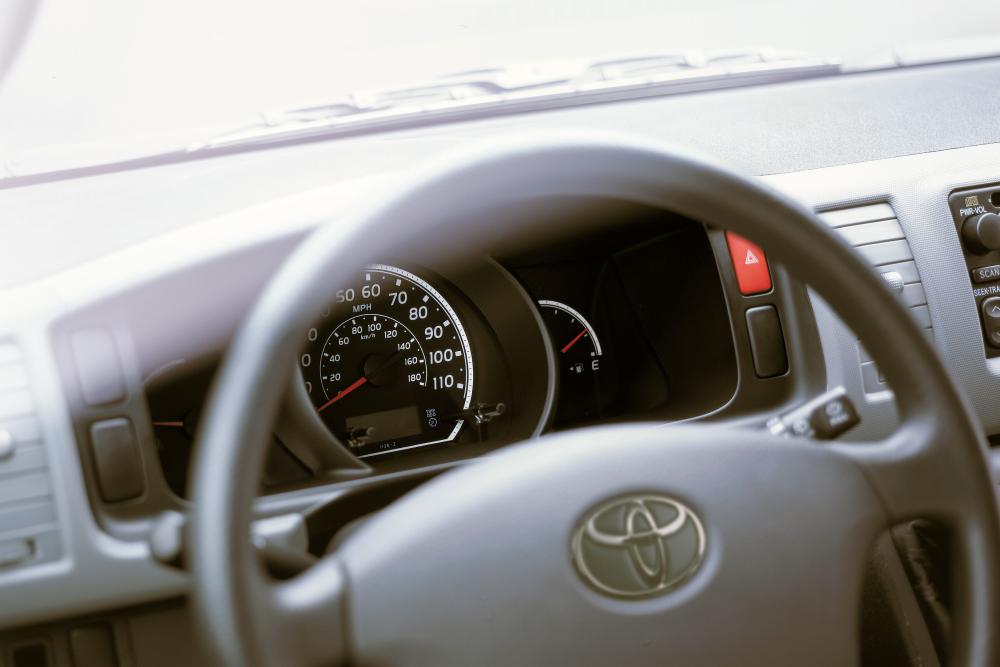 Toyota Hiace 5 поколение H200 (2004-2016) Минивэн интерьер 