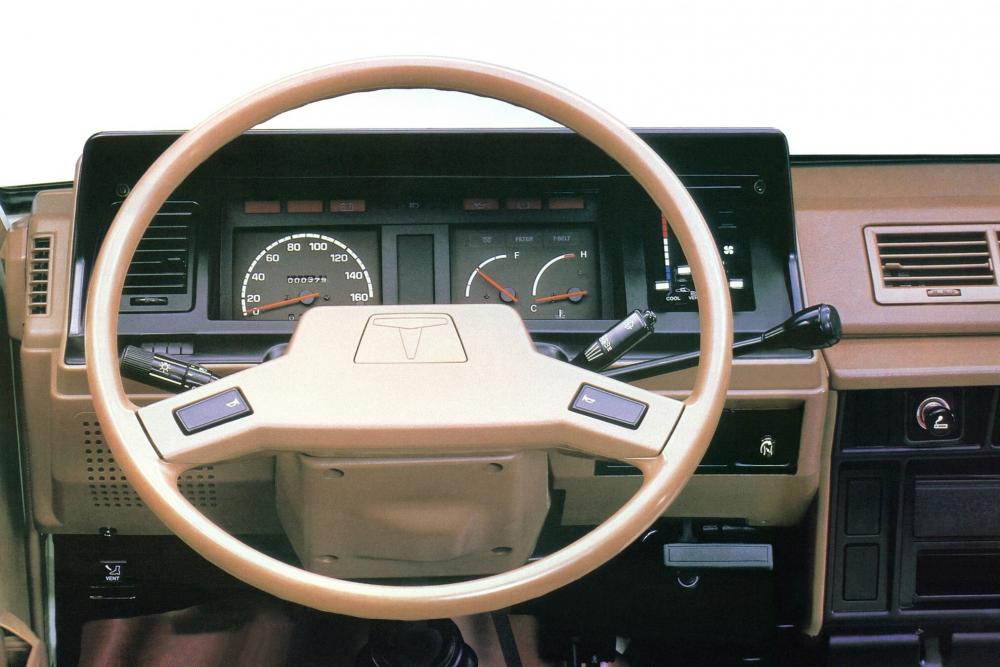 Toyota Hiace 3 поколение H50 (1982-1989) Combi минивэн интерьер 