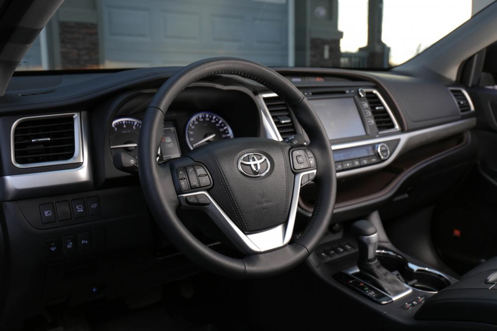 Toyota Highlander 3 поколение [рестайлинг] (2016-2020) Кроссовер интерьер 