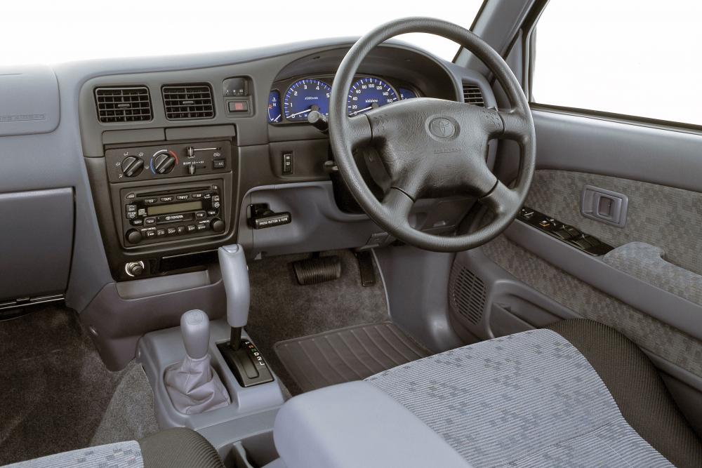 Toyota Hilux 6 поколение рестайлинг интерьер 