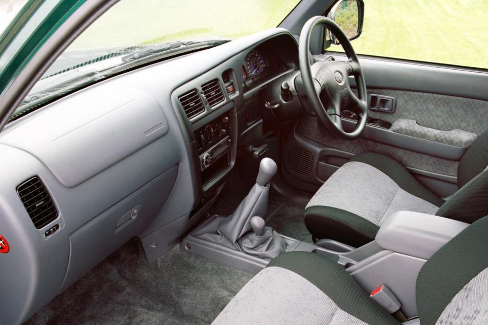 Toyota Hilux 6 поколение рестайлинг интерьер 