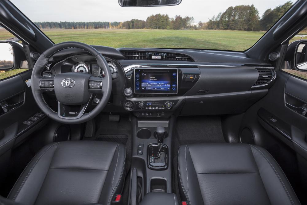 Toyota Hilux 8 поколение (2016) Double Cab пикап интерьер 