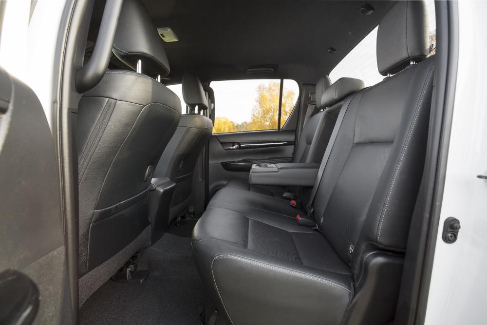 Toyota Hilux 8 поколение (2016) Double Cab пикап интерьер 