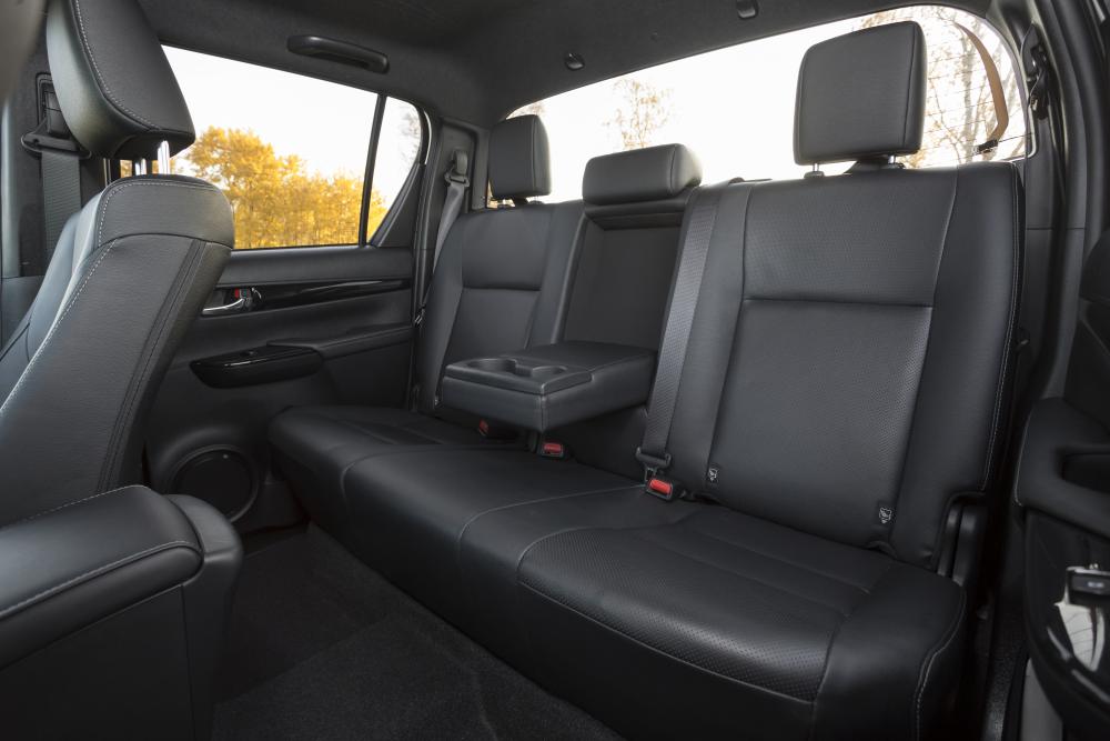 Toyota Hilux 8 поколение (2016) Double Cab пикап интерьер