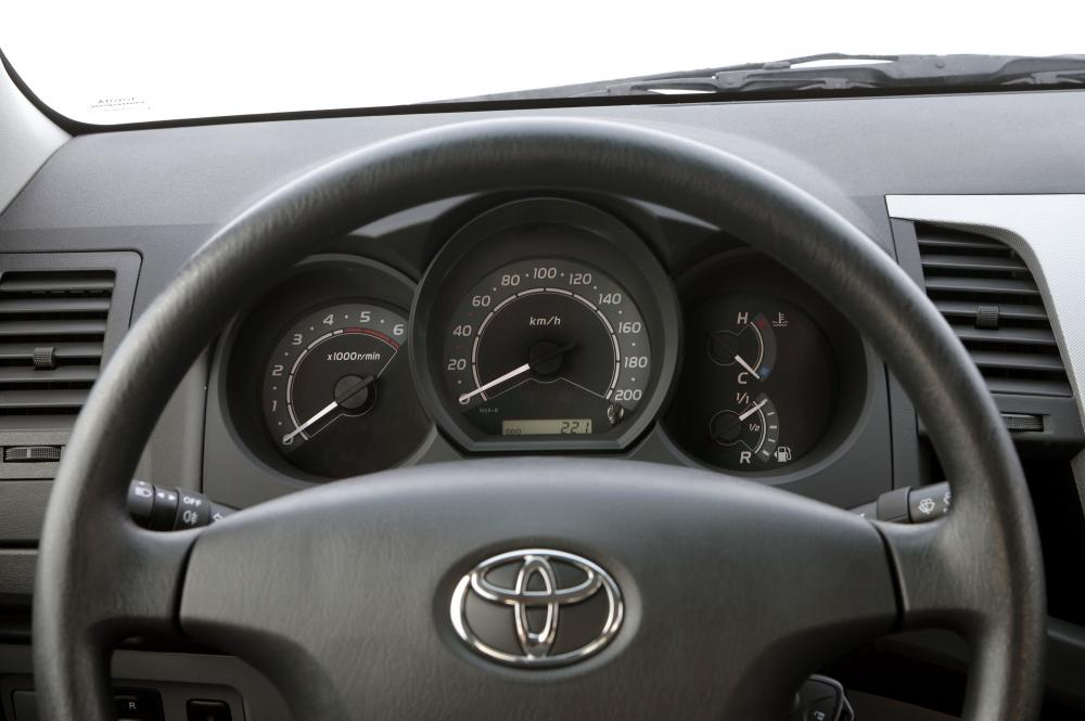 Toyota Hilux 7 поколение панель приборов