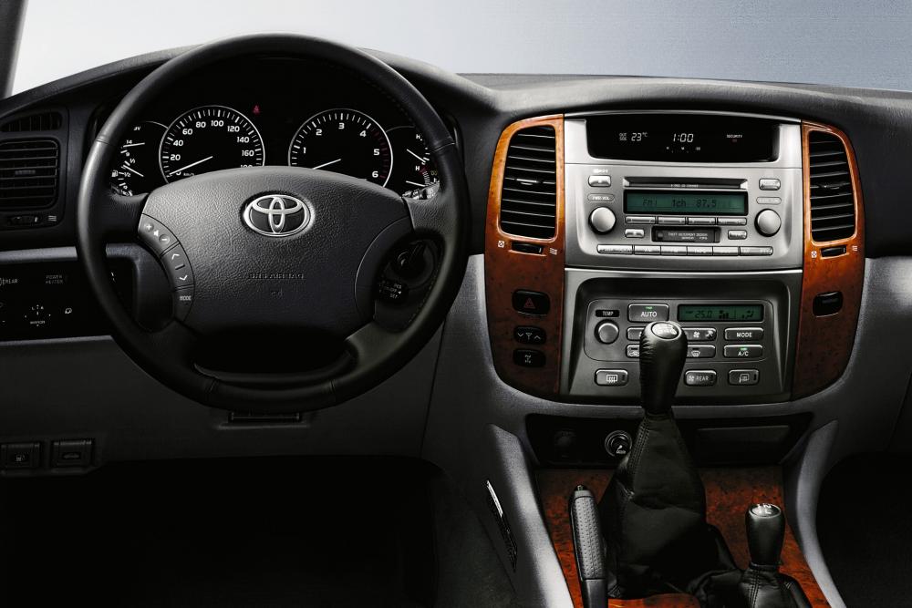 Toyota Land Cruiser J100 [2-й рестайлинг] (2005-2007) Внедорожник интерьер 