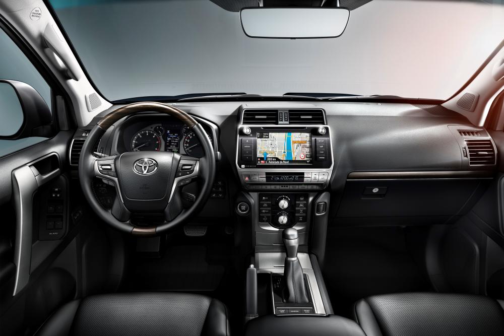 Toyota Land Cruiser Prado J150 2-й рестайлинг (2017) Внедорожник интерьер 