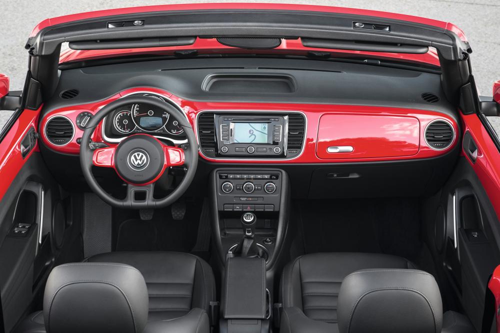Volkswagen Beetle 3 поколение (2012-2019) Кабриолет интерьер 