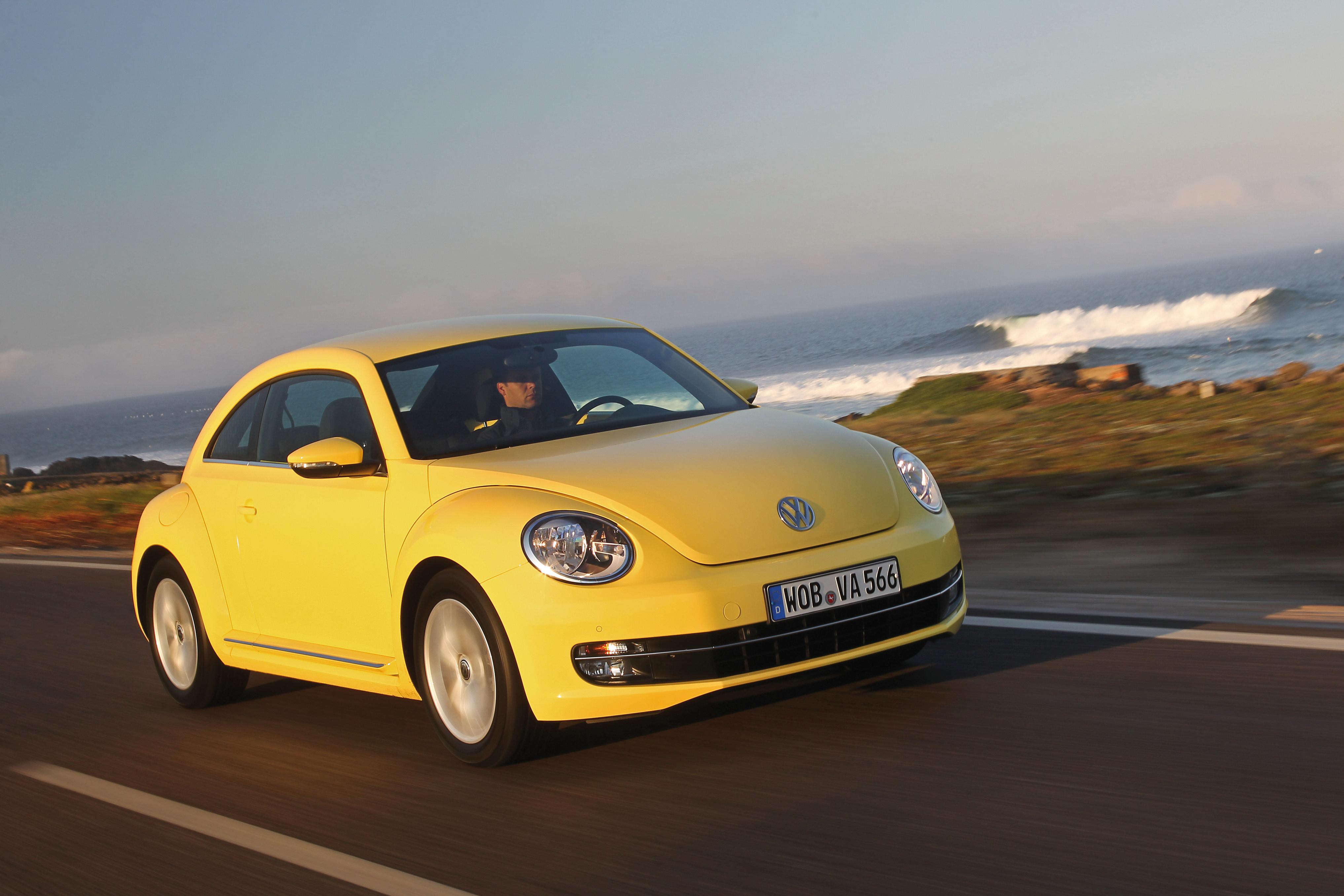 Volkswagen желтый. Фольксваген Жук Битл. Фольксваген Битл 1. Фольксваген Битл 3. Volkswagen Beetle Yellow.