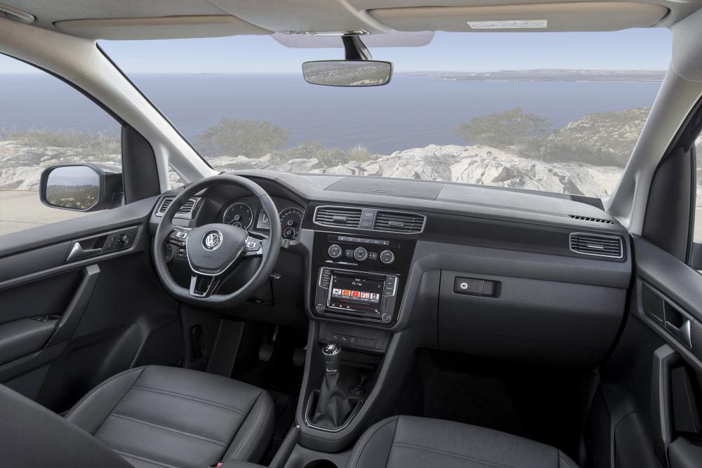 Volkswagen Caddy 4 поколение панель приборов