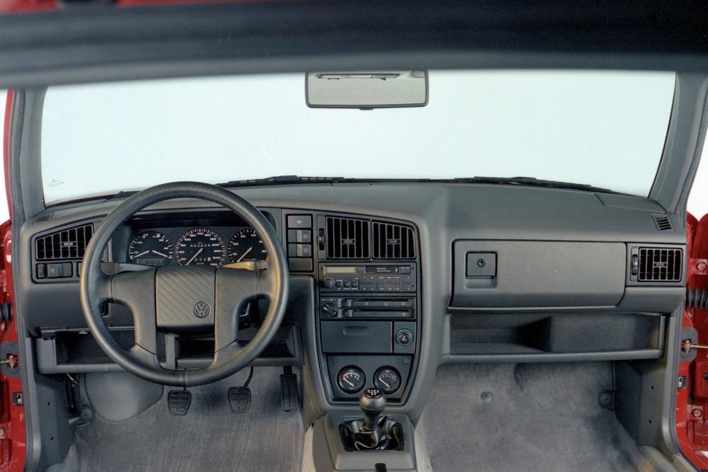 Volkswagen Corrado 1 поколение (1988-1995) Купе интерьер 