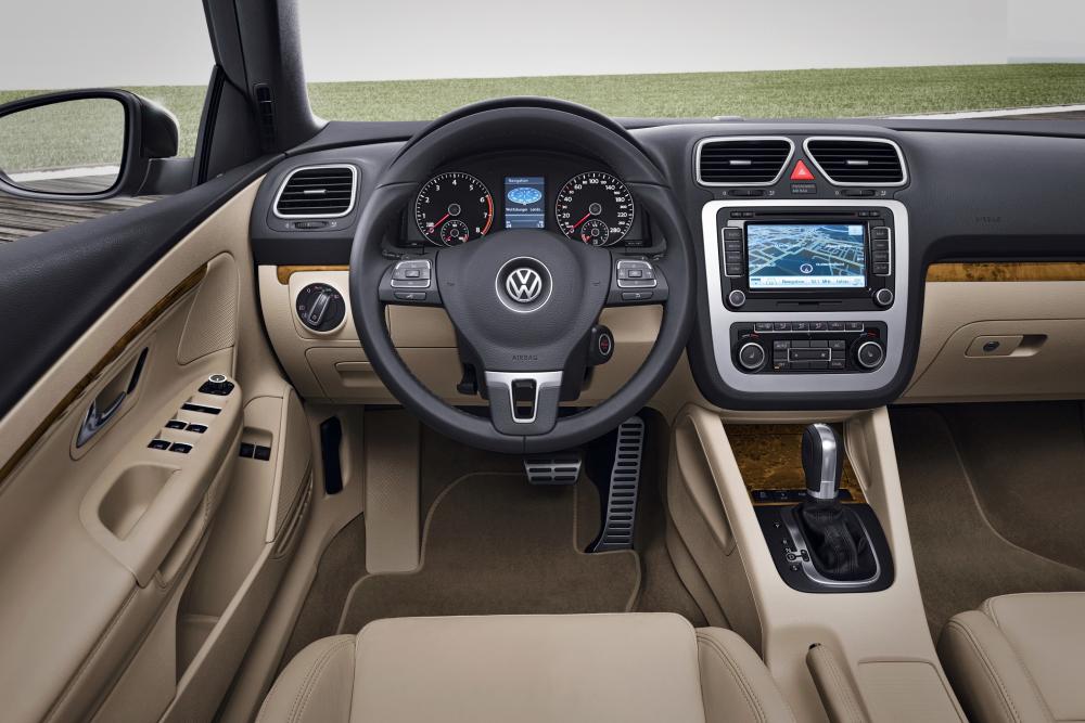 Volkswagen Eos 1 поколение [рестайлинг] (2010-2016) Кабриолет интерьер 