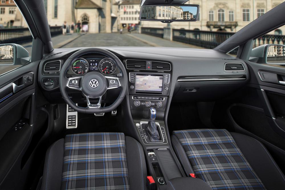 Volkswagen Golf 7 поколение интерьер, передняя панель