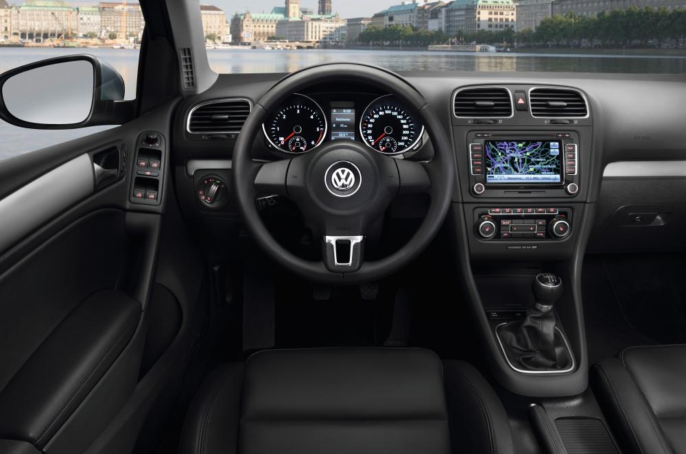 Volkswagen Golf 6 поколение панель приборов