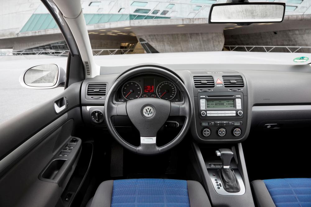 Volkswagen Golf 5 поколение интерьер