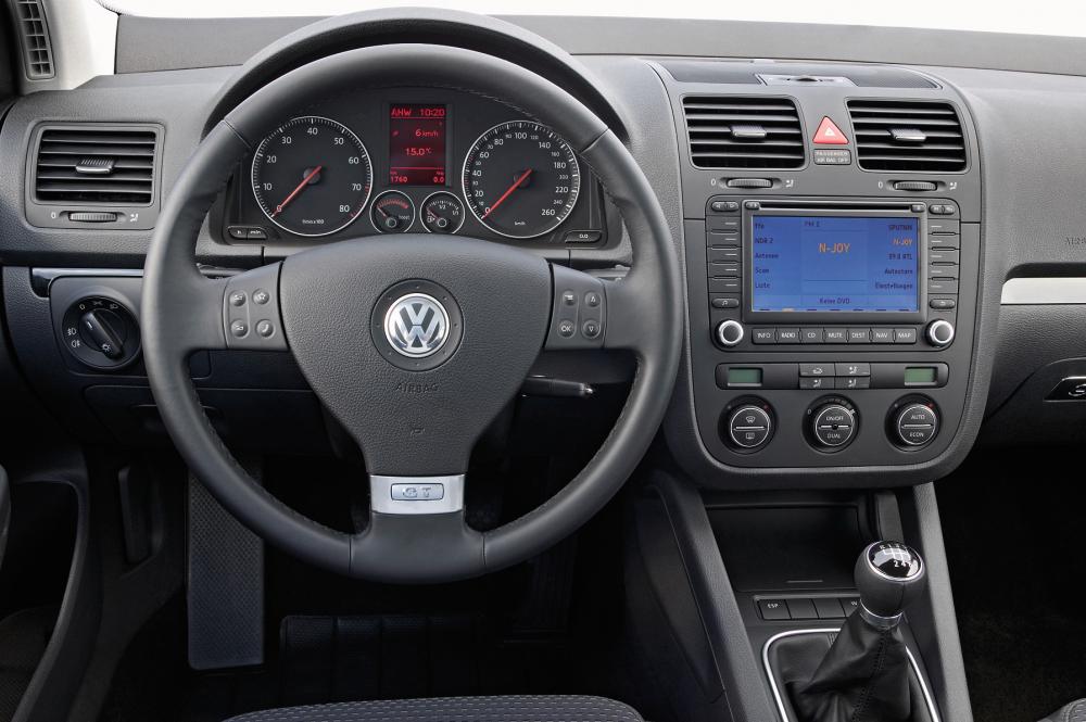 Volkswagen Golf 5 поколение панель приборов