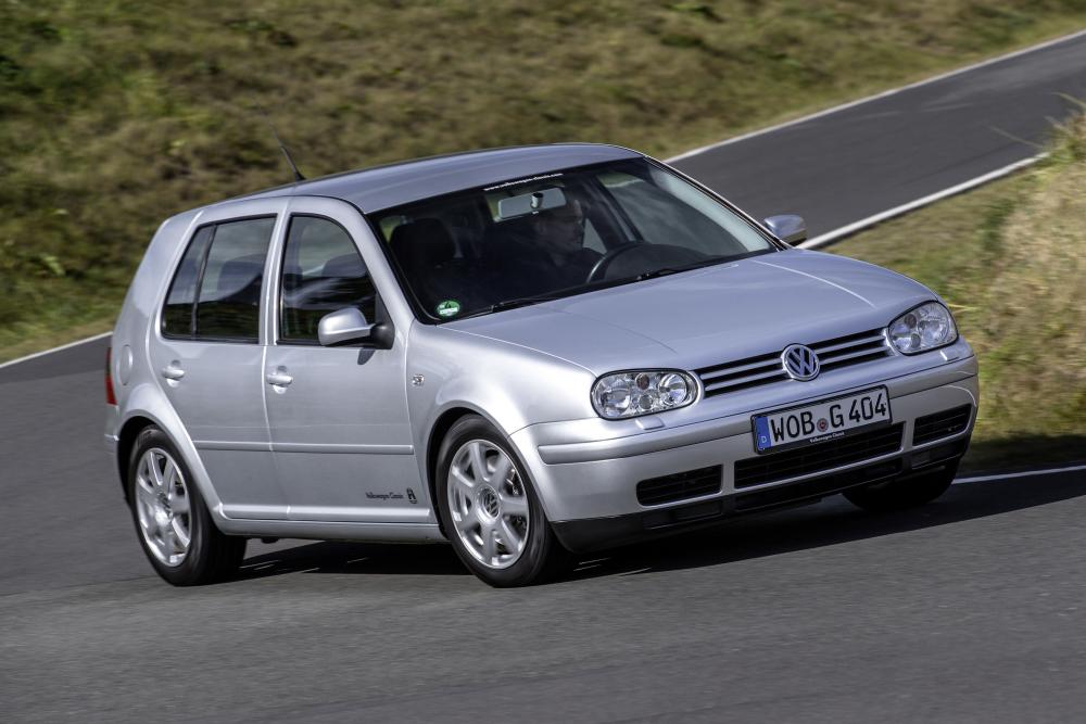 Volkswagen Golf 4 поколение динамика в повороте