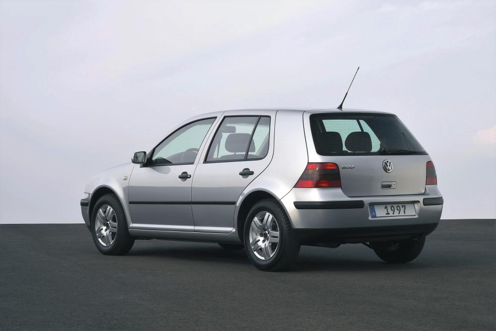 Volkswagen Golf 4 поколение вид сзади