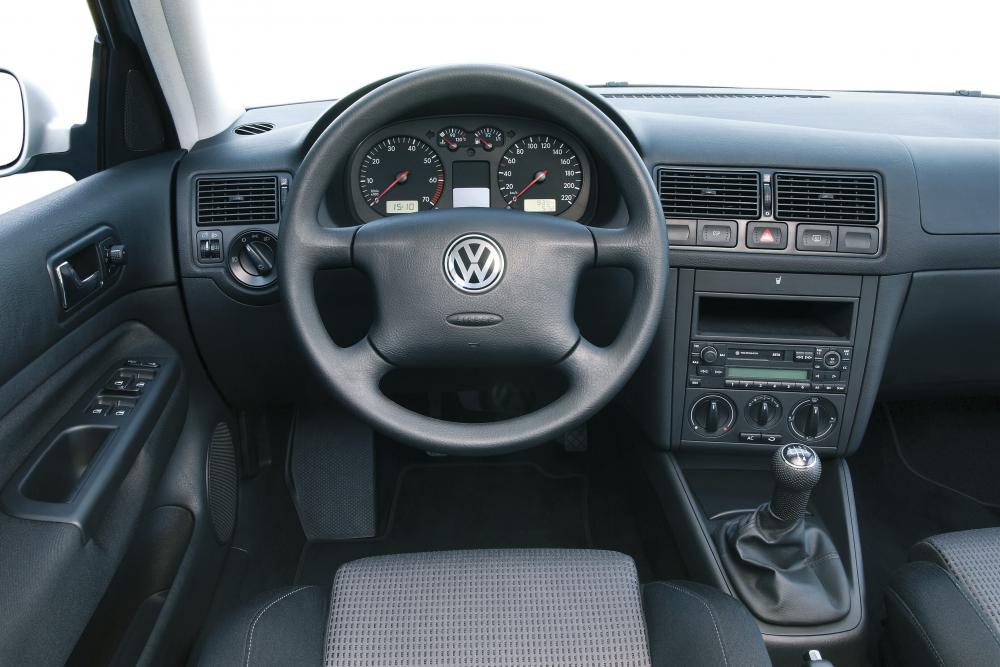 Volkswagen Golf 4 поколение панель приборов