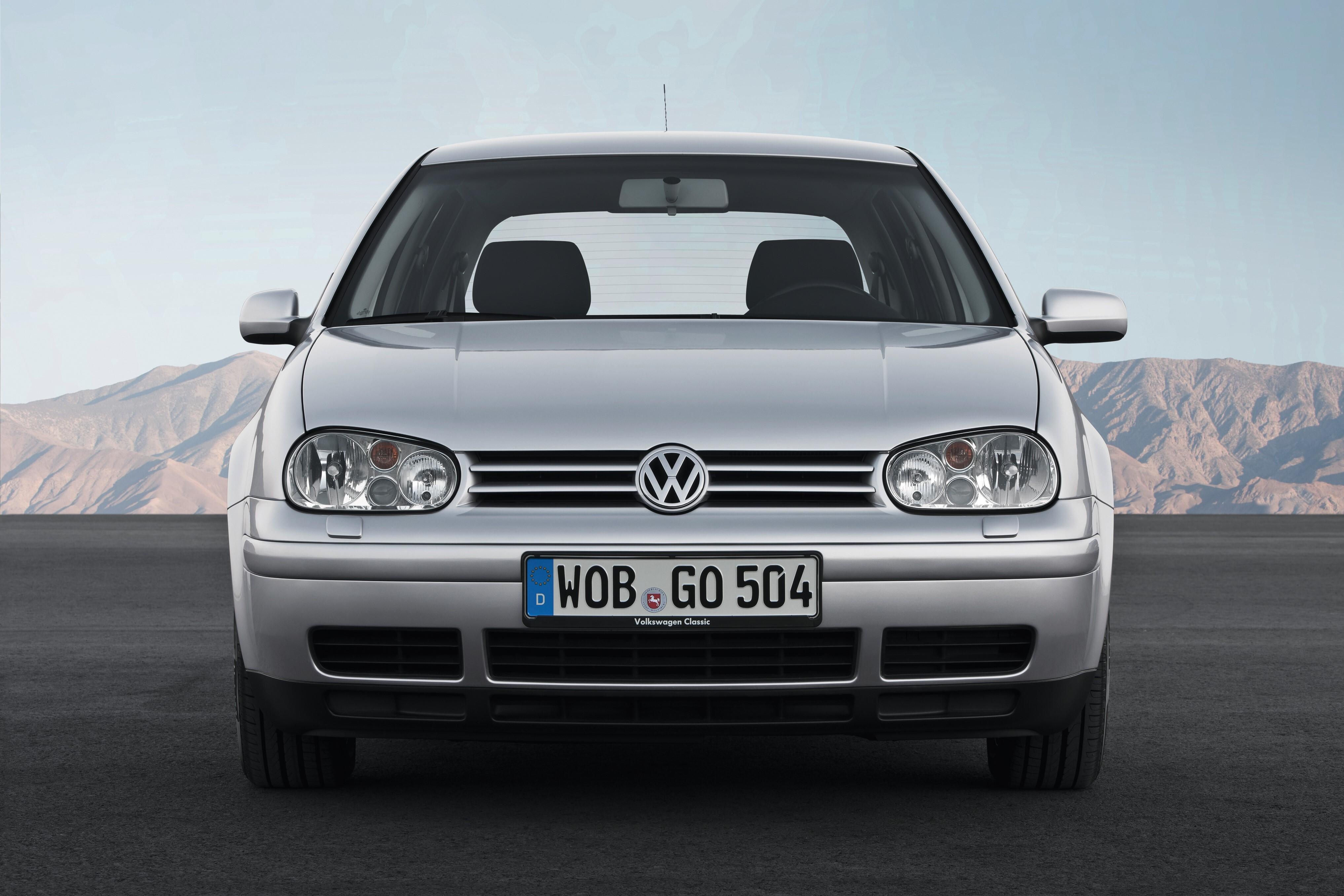 Volkswagen описание. Фольксваген Golf 4. Фольксваген гольф 5 поколения. Volkswagen Golf 4 поколения. Фольксваген гольф 4 2004.
