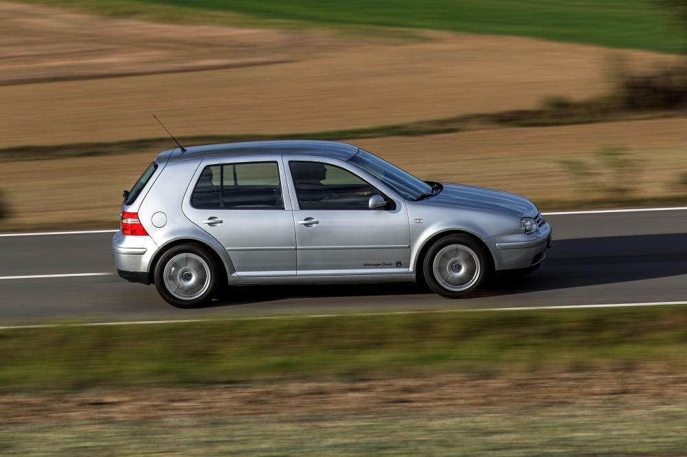 Volkswagen Golf 4 поколение вид сбоку, динамика
